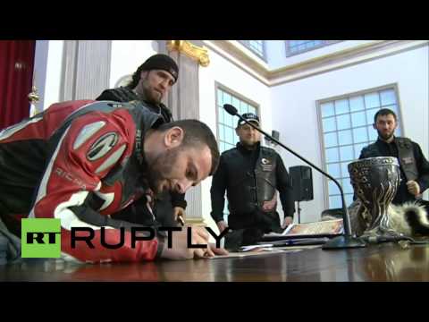 شاهد قاديروف ينضم لفرقة الدراجات النارية ذئاب الليل