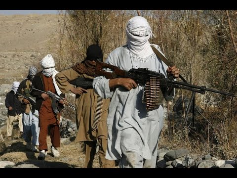 شاهد قتلى في اشتباكات بين طالبان وداعش