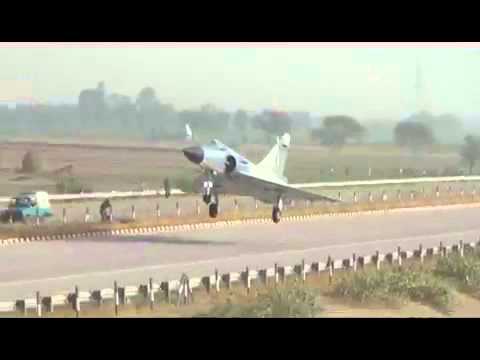 بالفيديو نجاح تجربة هبوط اضطراري لطائرة هندية حربية