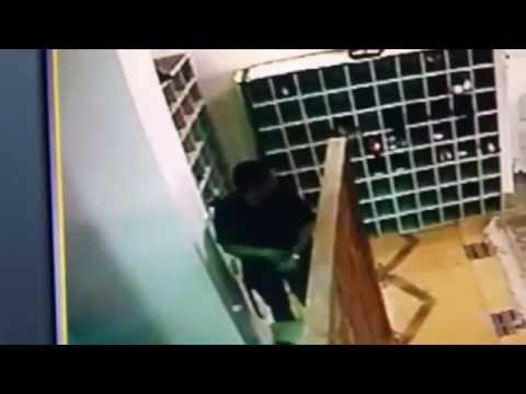 شاهد لص يسرق حذاء من مسجد ويخفيه داخل سرواله