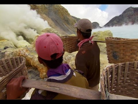 شاهد عمال مناجم الكبريت الإندونيسية يواجهون الموت