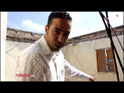 شاهد شاب لا يدخل بيته إلا والخوذة فوق رأسه