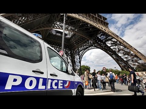 شاهد اعتقال عصابة نشالين كانت تنشط في برج إيفل