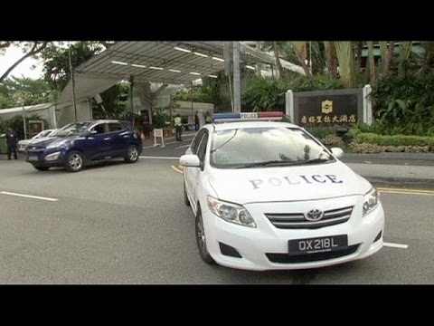 شاهد شرطة سنغافورة تقتل رجلا قرب فندق كارتر