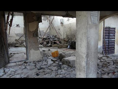 شاهد هجوم انتحاري على مسجد يخلف عشرات القتلى