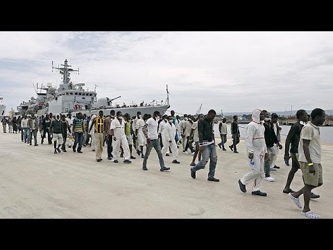 فيديو السلطات الإيطالية تنتشل 17 جثة من قارب للمهاجرين