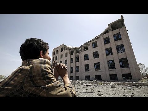 بالفيديو وفد حوثي يزور مسقط والغارات الجوية مستمرة في اليمن