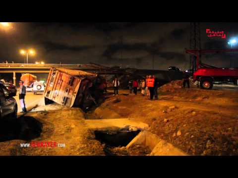 بالفيديو لحظة انقلاب شاحنة لنقل البضائع ليلًا