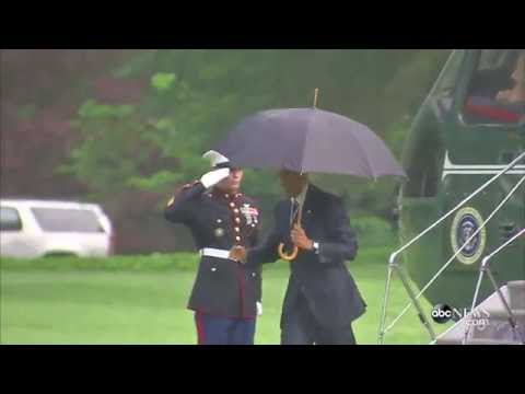 شاهد أوباما يتعرَّض لموقف محرج أثناء نزوله من الطائرة