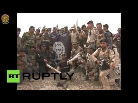 شاهد القوات العراقية تنزل علم داعش وترفع علم الدولة