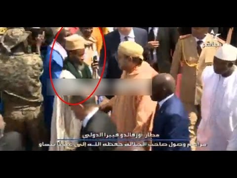 بالفيديو شيخ غيني يسلم على الملك المغربي