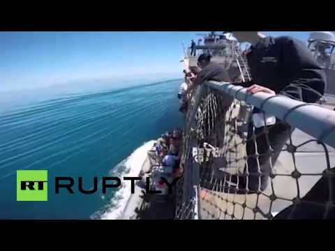 فيديو كبار ضباط البحرية الأوكرانية يتفقدون المدمرة الأميركية روس