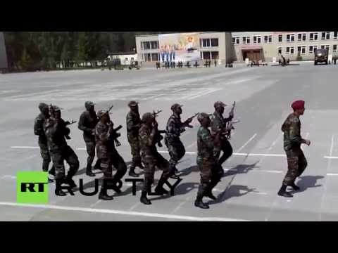 شاهد طلاب وضباط أفارقة يرقصون في مركز عسكري روسي