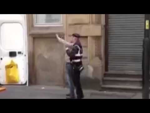 فيديو سائق يلتقط سيلفي مع شرطي أثناء تحرير مخالفة