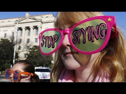 فيديو أوباما يصادق على قانون يحد من سلطات الأمن القومي