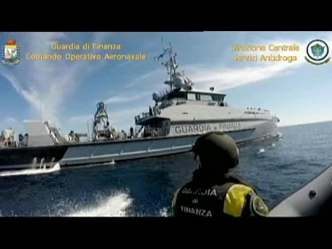 شاهد الشرطة الايطالية تحجز سفينة تركية في صقيلية