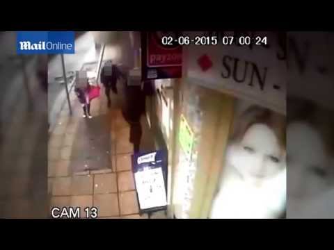 شاهد بالفيديو نجاة أم وطفليها من حادث انفجار بالوعة