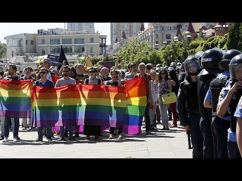 شاهد متشددون يهاجمون مسيرة للمثليين في كييف