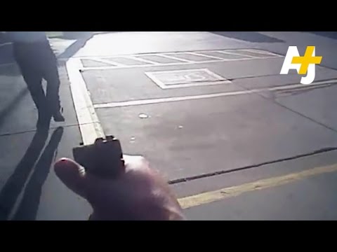 شاهد  شرطي أميركي يقتل رجلًا أعزل بالرصاص