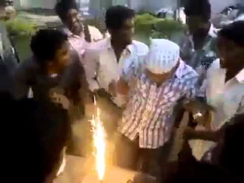 شاهد شباب يحتفلون بعيد ميلاد صديقهم فيحرقون وجهه