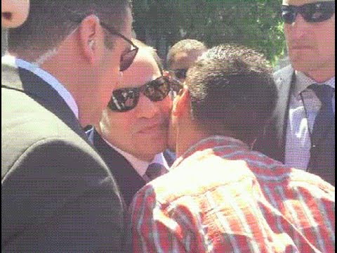 شاب مصري يبكي بعد مصافحة السيسي في المجر