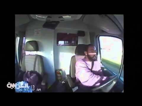 لحظة مطاردة الشرطة لسجين هرب في سيارة إسعاف