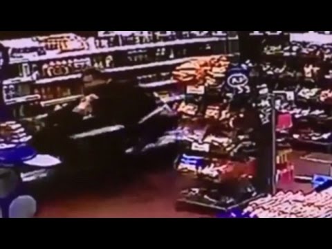 «حرامي» يلقن فتاة حسناء «علقة ساخنة»