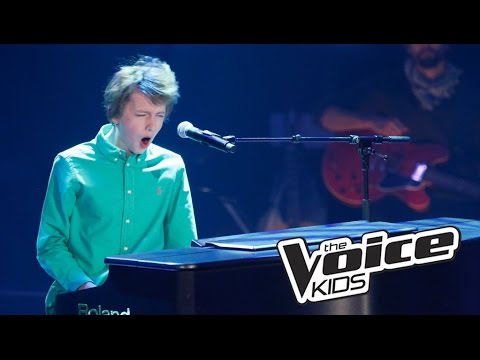 طفل يجبر حكام برنامج مواهب على الرقص