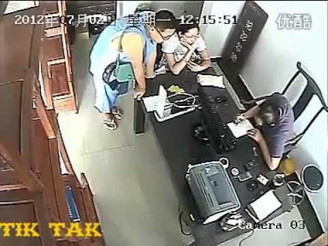 لحظة الاعتداء على موظف في مقر عمله