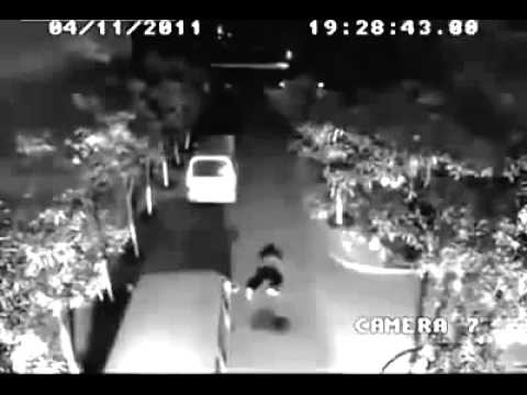 بالفيديو البرق يصعق شابا