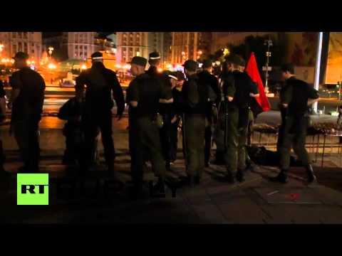 شاهد مجهولون يهاجمون النشطاء المحتجين في كييف