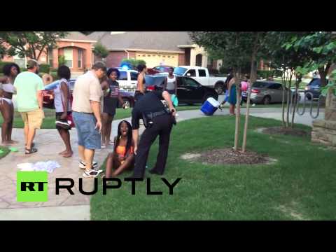 شاهد شرطة تكساس تحقق في اعتقال مراهقة سوداء بشكل عنيف