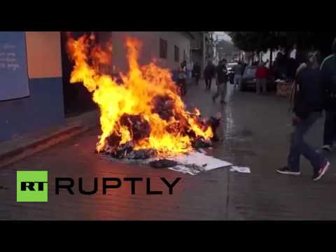 شاهد متظاهرون مكسيكيون يحرقون استمارات انتخابية