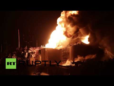 شاهد مقتل أربعة أشخاص في حريق مستودع للوقود