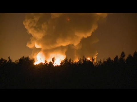 شاهد بالفيديو اندلاع حريق هائل في مستودع للنفط