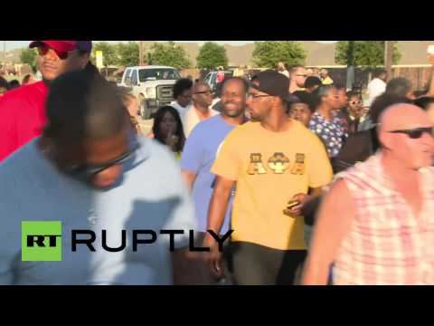 بالفيديو محتجون في مكيني يطالبون بعزل شرطي تعامل بعنف