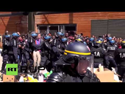 بالفيديو اشتباكات أثناء طرد الشرطة مهاجرين من مخيم في باريس