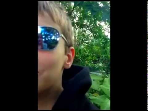 طفل مصاب بعمى الألوان يرى عين والدته لأول مرة