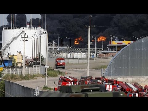 بالفيديو سقوط قتلى بسبب حريق اندلع في خزانات للنفط قرب كييف