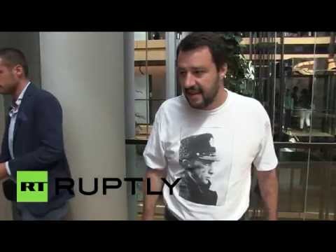 شاهد عضو في البرلمان الأوروبي يرتدي قميصًا يحمل صورة بوتين