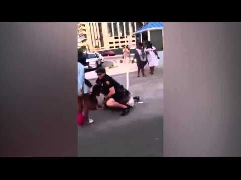 شاهد مشاجرة عنيفة بين عشرات الفتيات في الشارع