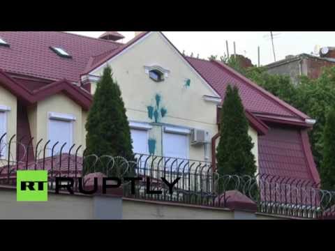 إلقاء البيض والصبغ على قنصليتها في أوكرانيا