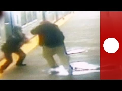 بالفيديو رجل ينهال بالضرب على ضابط شرطة في محطة المترو