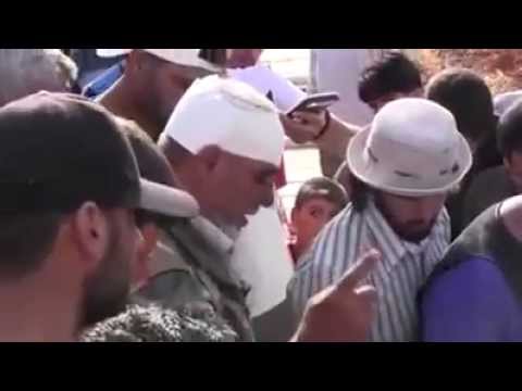 شاهد والد يودع ابنه قبل دفنه في درعا