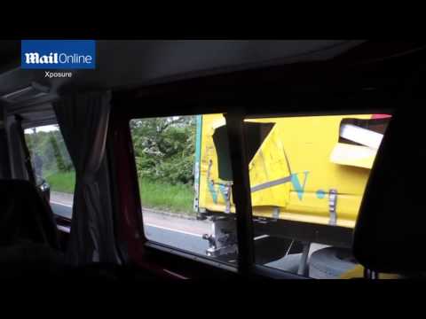 شاهد مهاجرون غير شرعيون يفرون من شاحنة