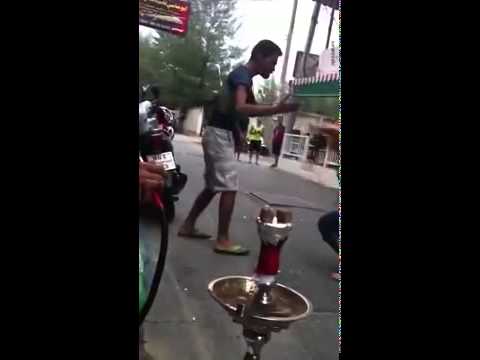 شاهد كويتي يلقن فتاة علقة ساخنة في طريق عام