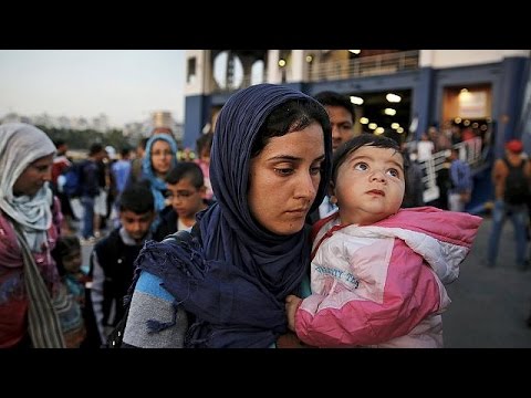 بالفيديو اليونان تنقل ألفي مهاجر من جزيرة لسبوس إلى مرفأ قرب أثينا