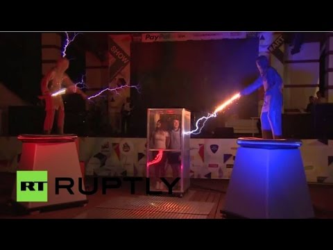 بالفيديو استعراض تيسلا الكهربائي يثير دهشة الجمهور في موسكو