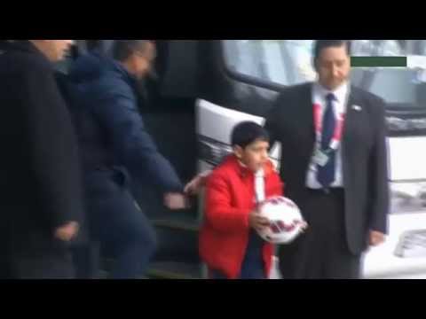 نيمار يعتذر لأحد الأطفال في لقطة إنسانيَّة