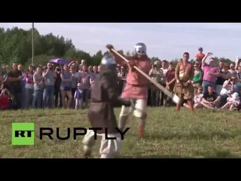 بالفيديو قتال بالرماح خلال مهرجان القرون الوسطى